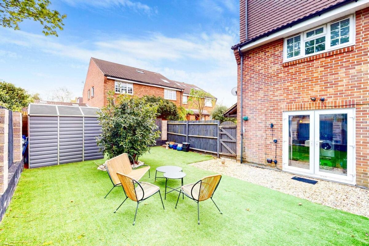 Lovely 1-bed House With Private Garden *